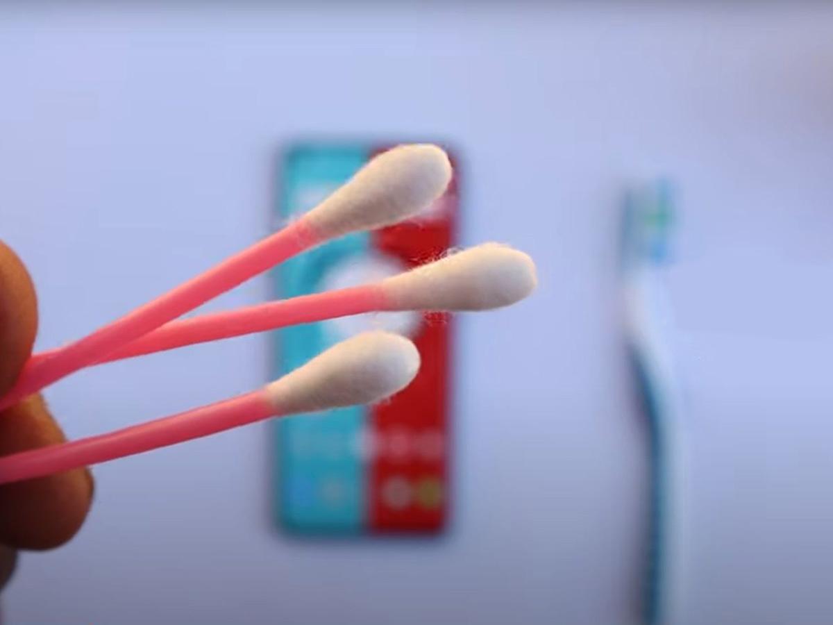 Dampen a cotton swab with alcohol. (From: Youtube/Philips Future)