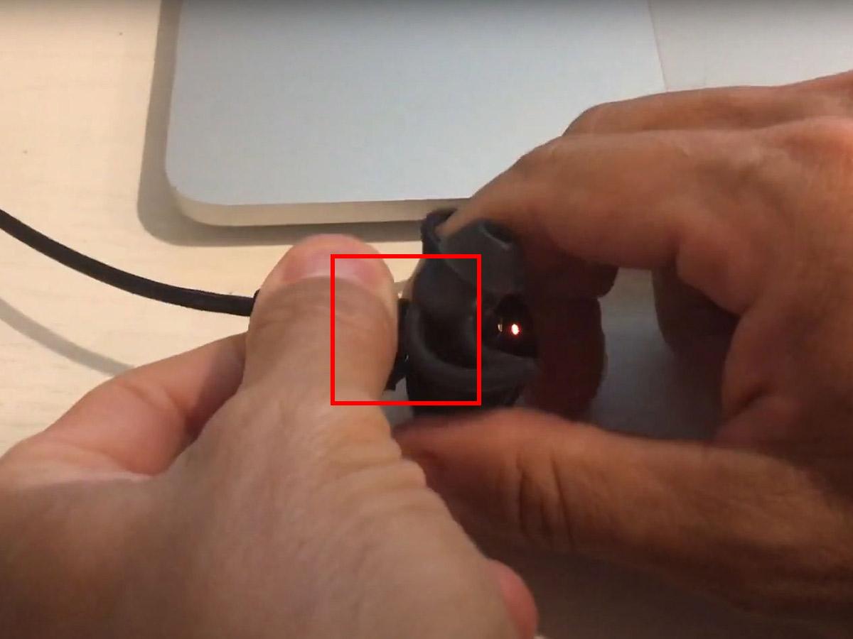 Connect the charging cable to the earbuds. (From: Youtube/Gui Porto)