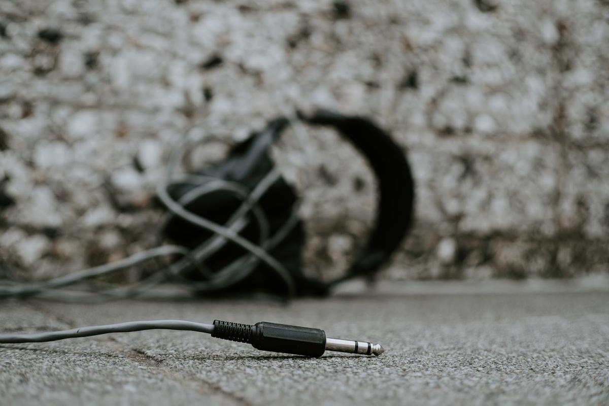 A close look at a headphone plug (From: Pexels).