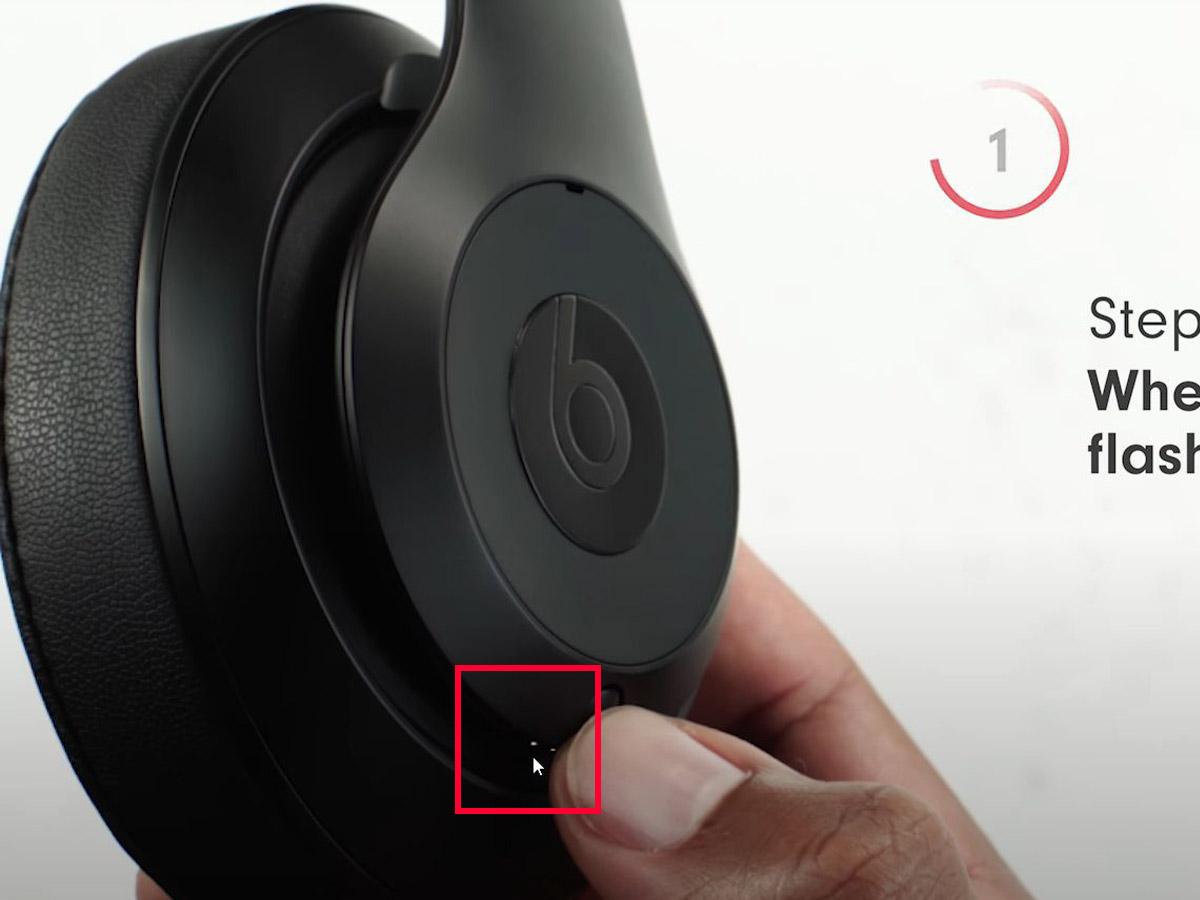 Release the buttons when the Fuel Gauge flashes. (From: YouTube/Beats by Dre)